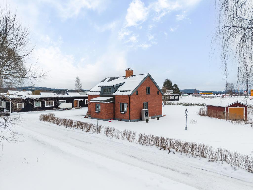 Vinterbild. Endast gång- och cykelväg utanför huset, ej biltrafik