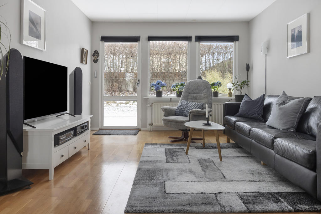 Vardagsrum med utgång till trädäck