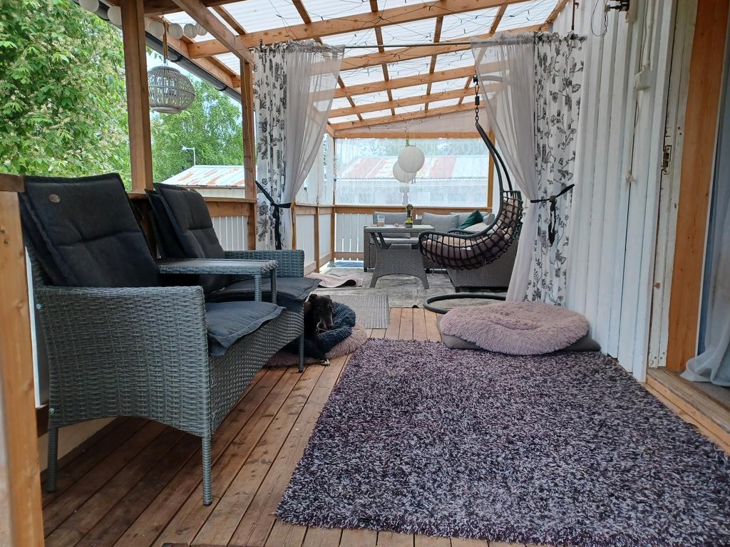 Takad altan hus på sommaren.