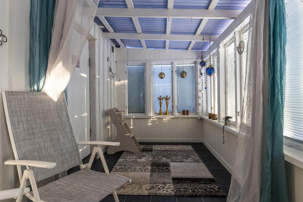 Takad altan uthus med gästrum.