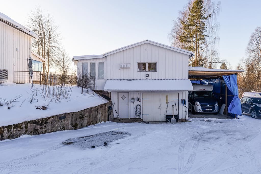 Uthus med gästrum och garage
