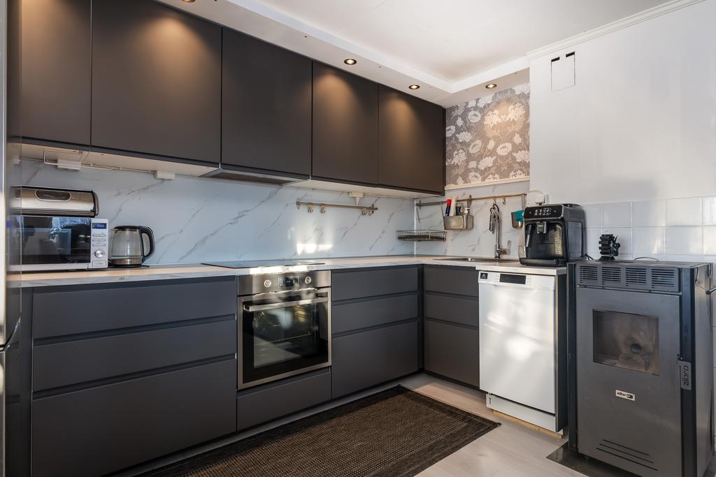 Kök med pelletskamin.