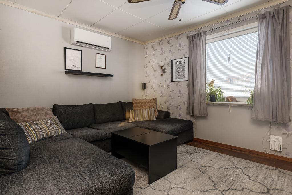 Vardagsrum (nytt golv efter bilden togs). 