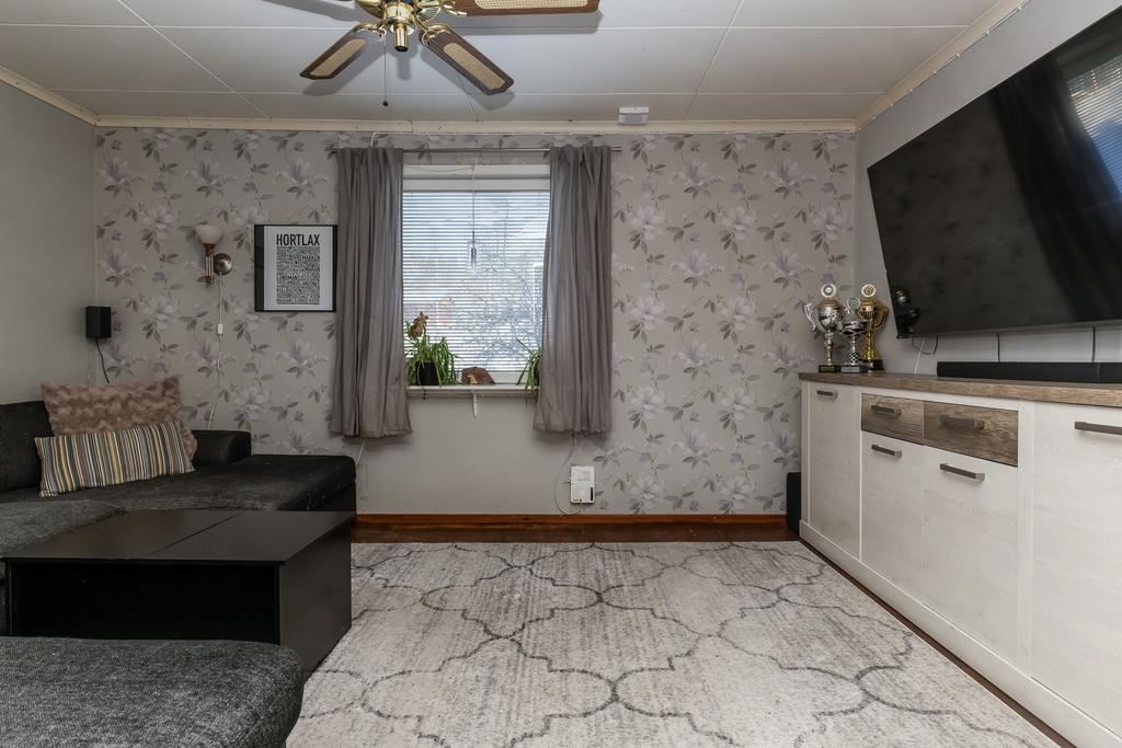 Vardagsrum (nytt golv efter bilden togs). 