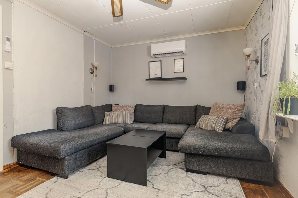 Vardagsrum (nytt golv efter bilden togs). 