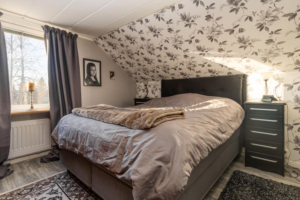 Sovrum 1 med klädkammare.