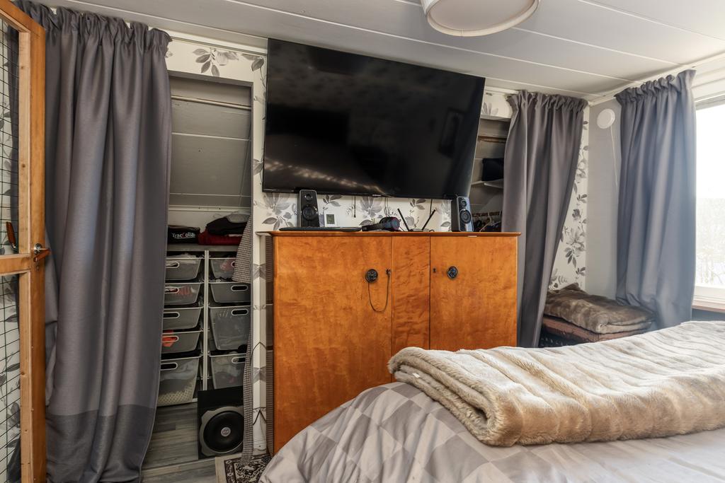 Sovrum 1 med klädkammare.