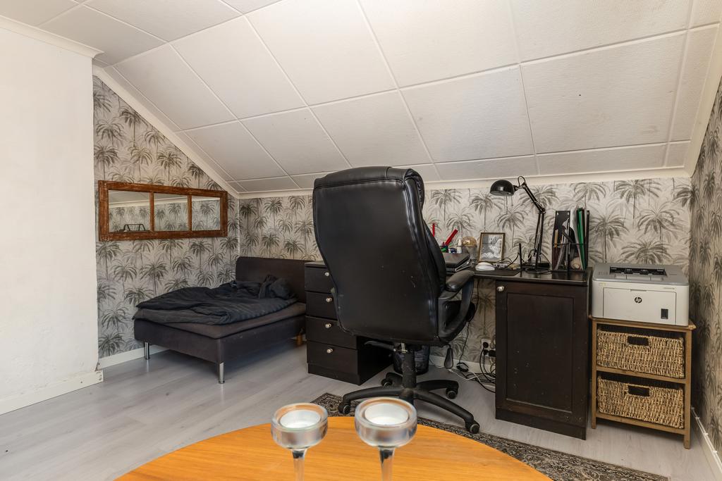 Sovrum 2 med klädkammare.