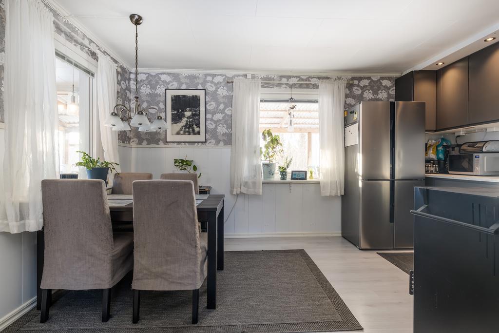 Renoverat kök med pelletskamin.