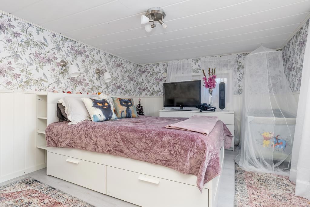 Gästrum/sovrum 3 med luftvärmepump i uthus.