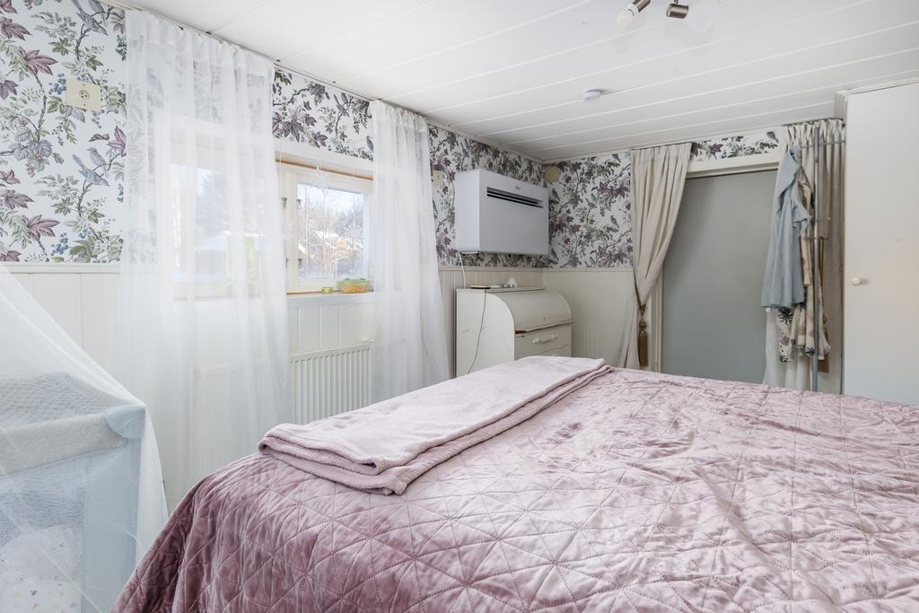 Gästrum/sovrum 3 med luftvärmepump i uthus.