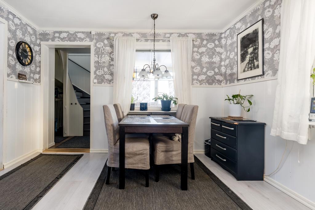 Kök mot hall, vardagsrum till vänster