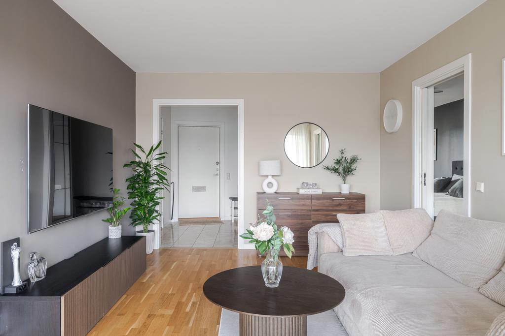 Ljust vardagsrum med ekparkett