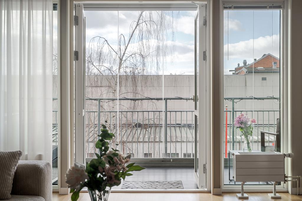 Stor inglasad balkong i sydvästligt läge