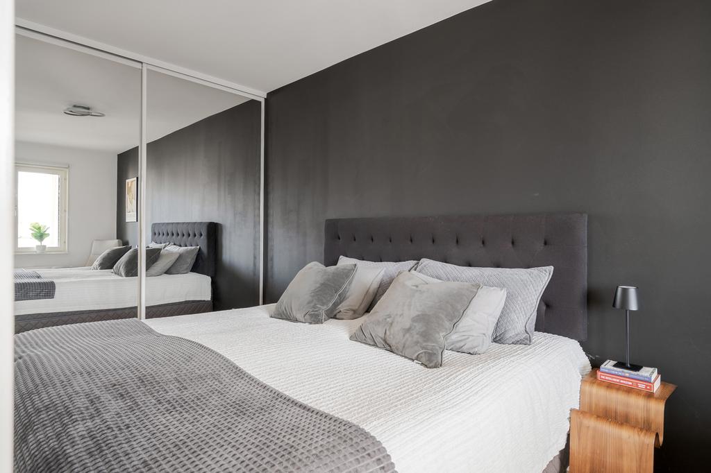 Sovrum med skjutdörrsgarderober i spegelglas 