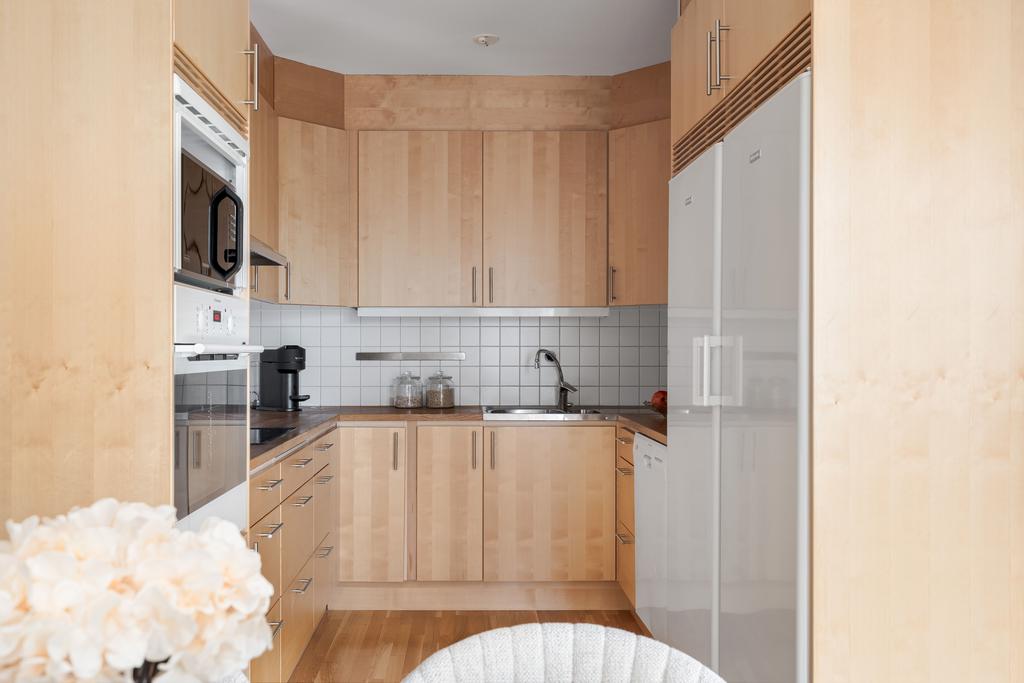 Gediget kök i björk med bänkskiva i stavlimmat trä