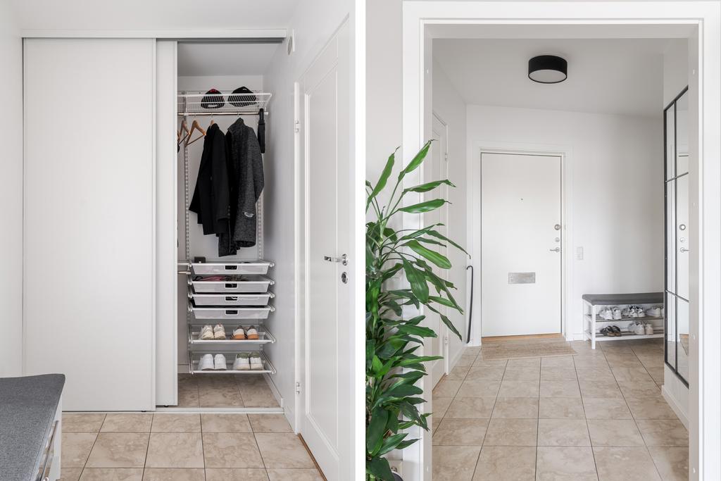 Bra förvaring i hall med skjutdörrsgarderober samt klädkammare 