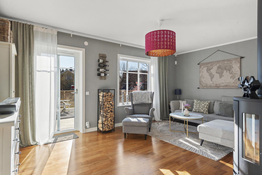 Vardagsrum med utgång till altanen