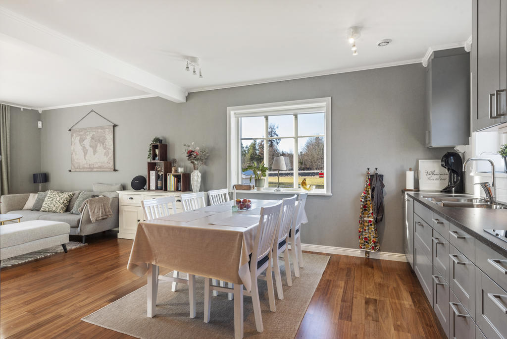 Kök och vardagsrum i öppen planlösning