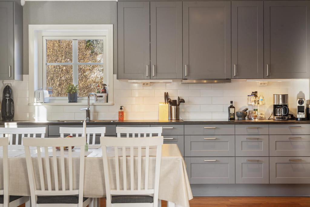 Mycket bänk- och skåputrymme i köket