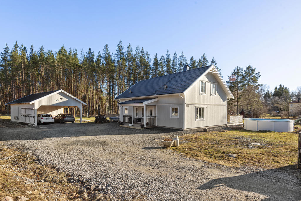 Huset, varmförråd och dubbelcarport