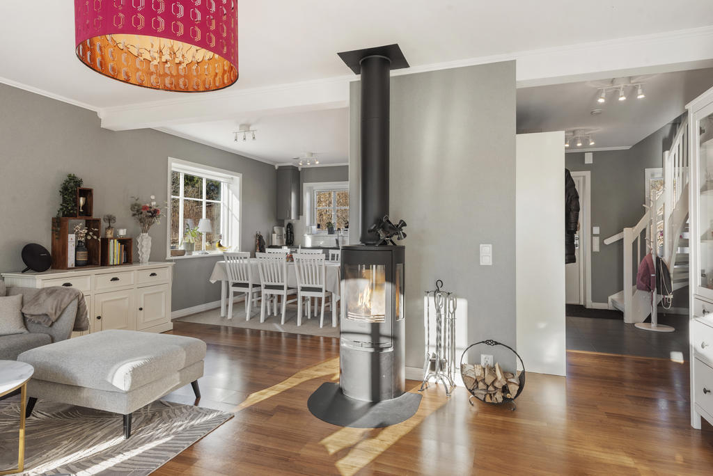 Braskaminen är placerad centralt på entréplan