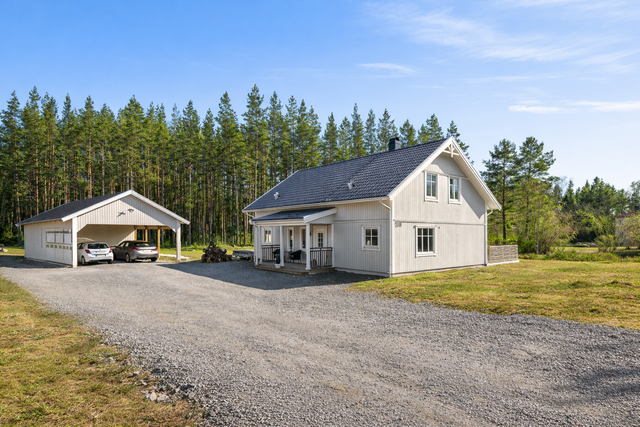 Huset med carport och varmförråd, (bilden är digitalt behandlad)