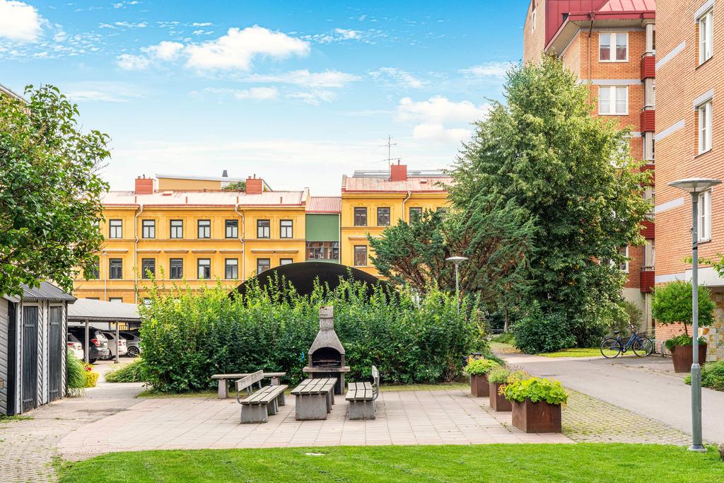 Föreningens inhängnade innergård samt parkering bakom