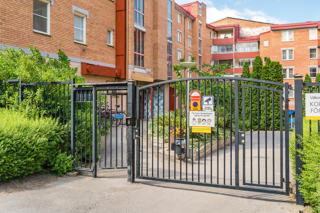 Låst innergård dygnet runt