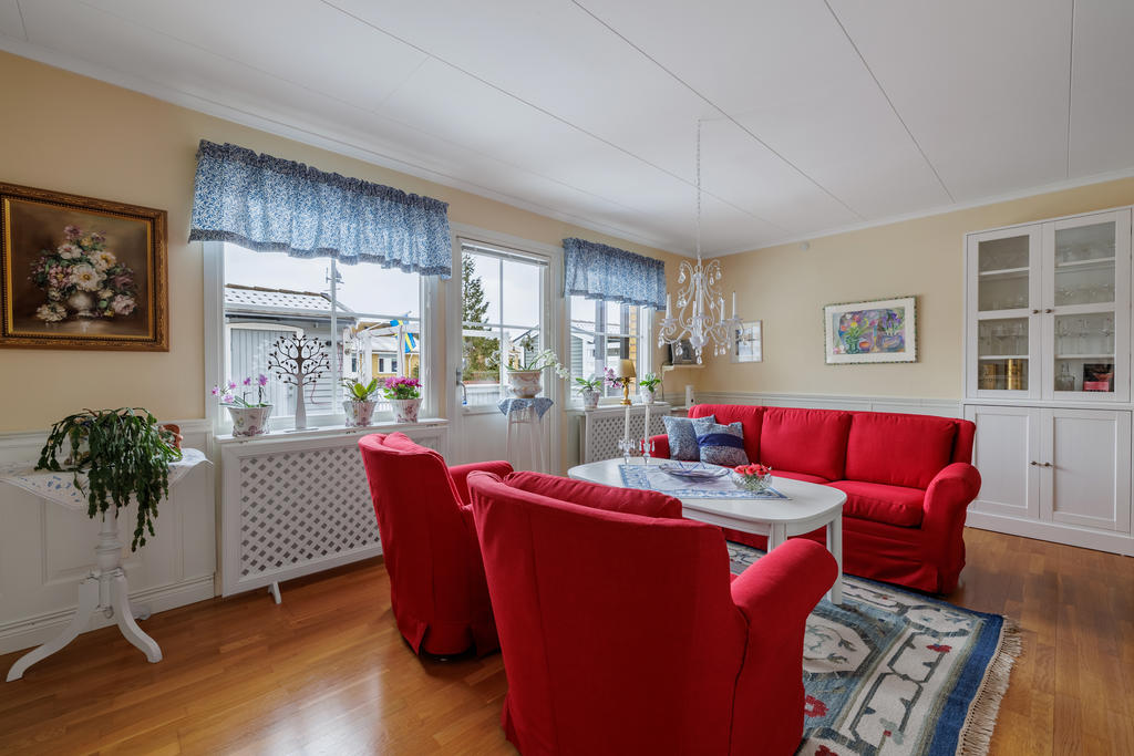 Vardagsrummet med utgång till uteplatsen på framsidan