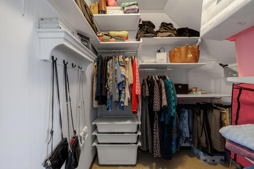 En av husets tre klädkammare