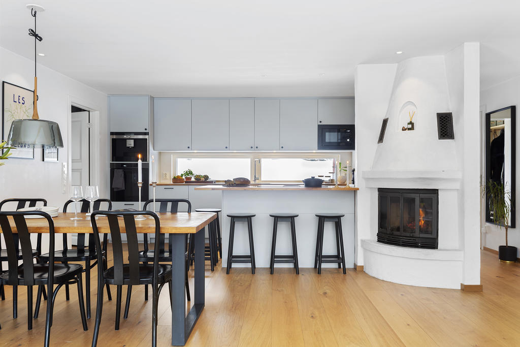 Mysig braskamin ger värme och stämning 