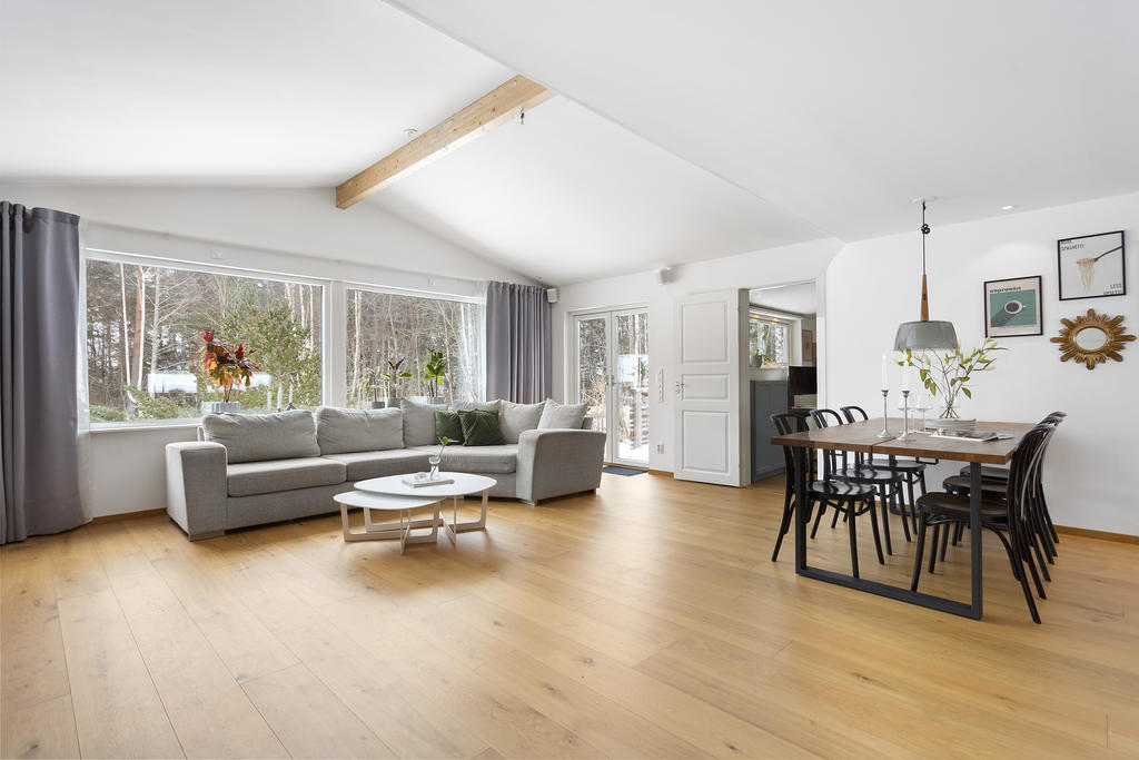 Ljust vardagsrum med generös takhöjd