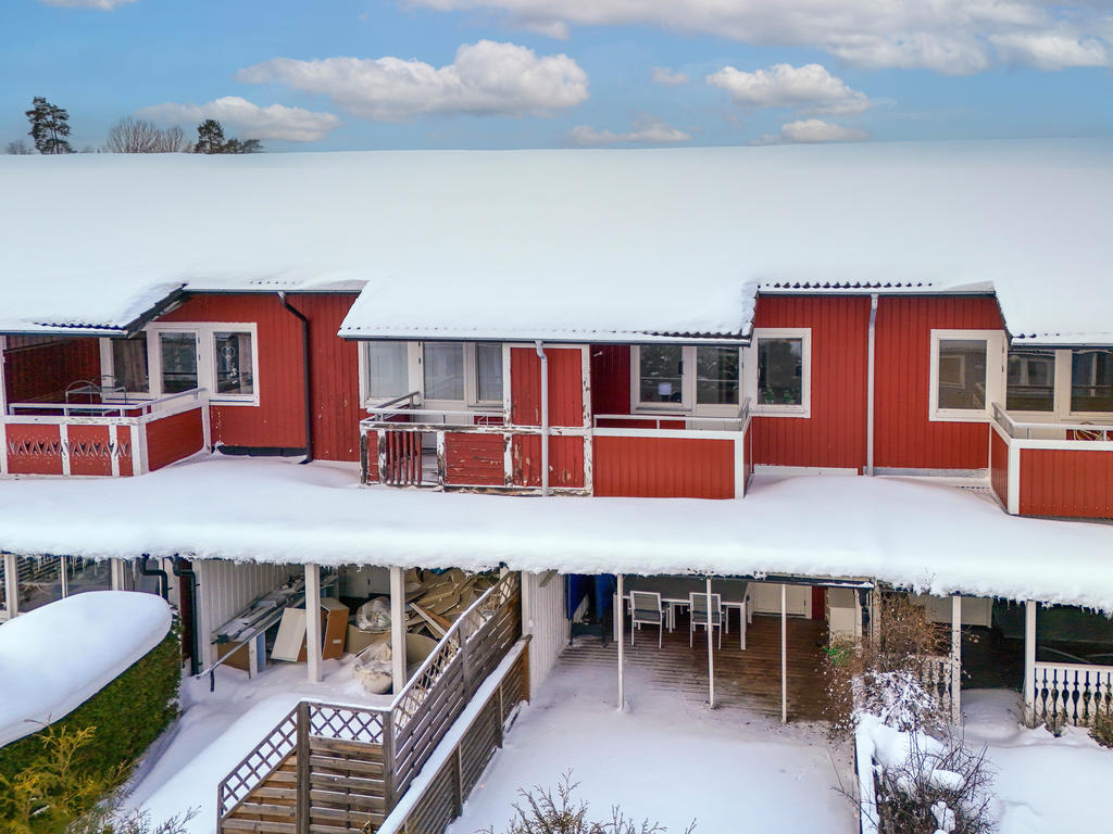 Tomt i söderläge med trätrall och altan under tak. 