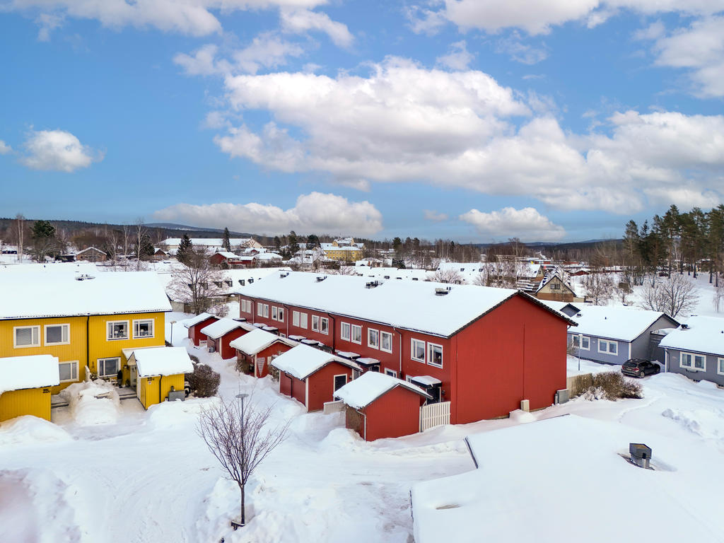 Vy mot väster, med Höghammarhallen och Renhammarskolan i bakkant. 