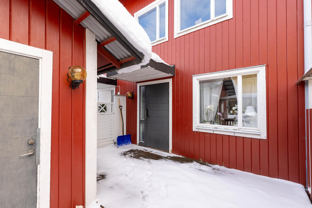 Entré i norr med mindre uteplats och ett praktiskt förråd intill. 