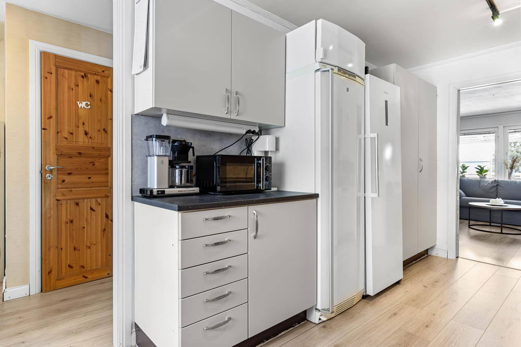 Del av kök med hel kyl och hel frys (utbytt frys). 