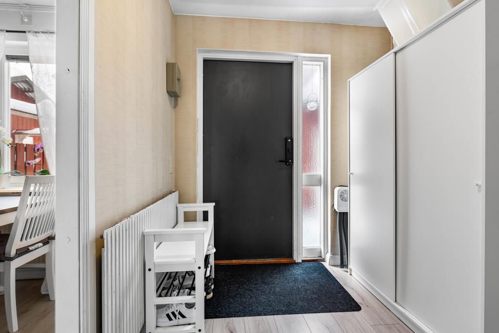 Entré in till hall med plats för garderober. 