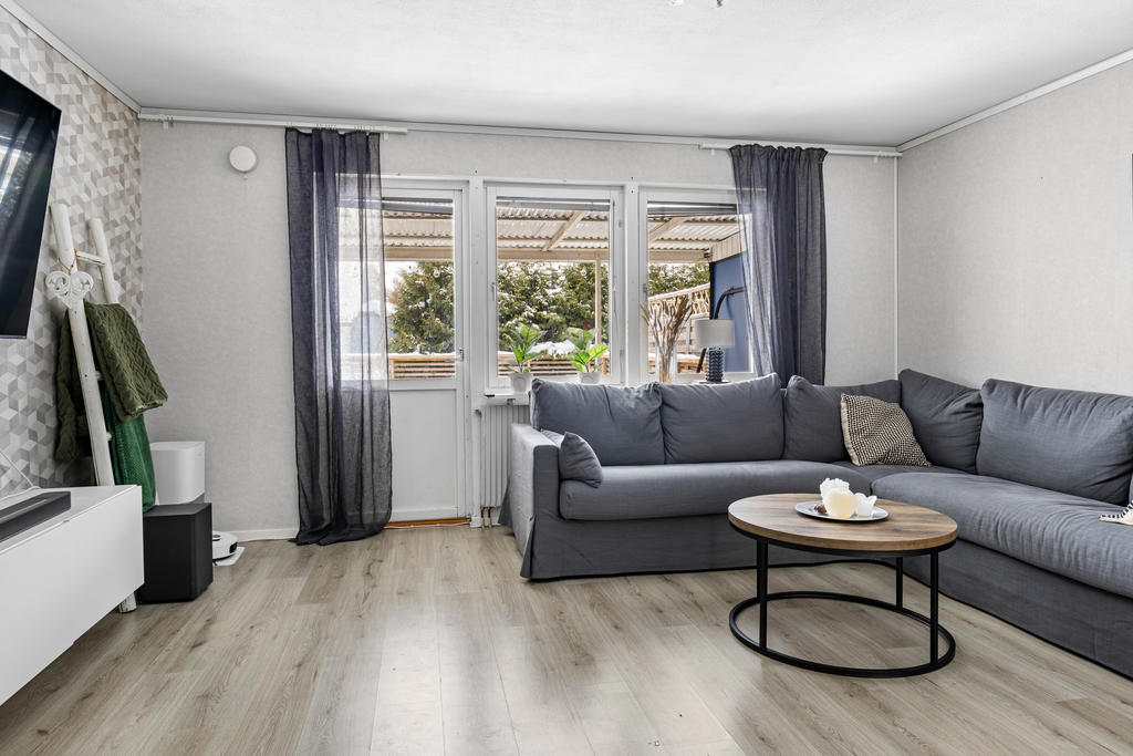 Vardagsrum med utgång till altan och uteplats. 