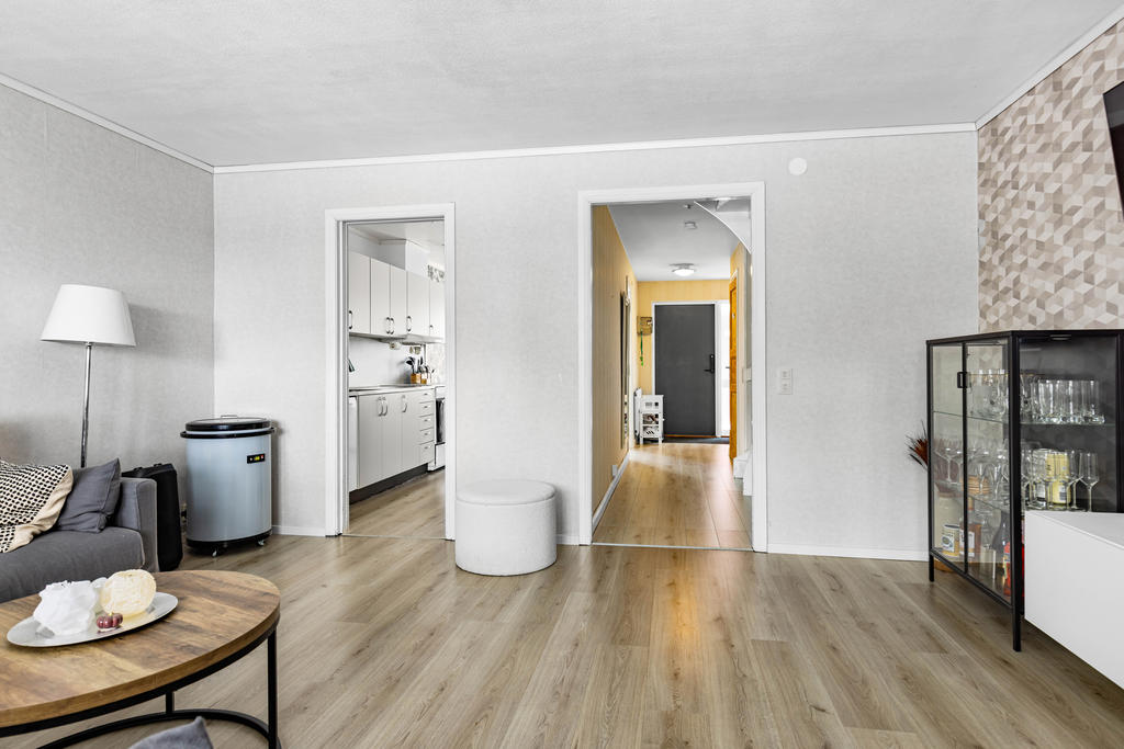 Vy från vardagsrummet mot kök och hall. 