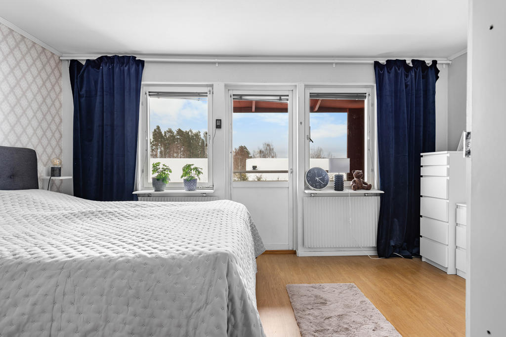 Sovrum 3, med utgång till balkong i söder. 