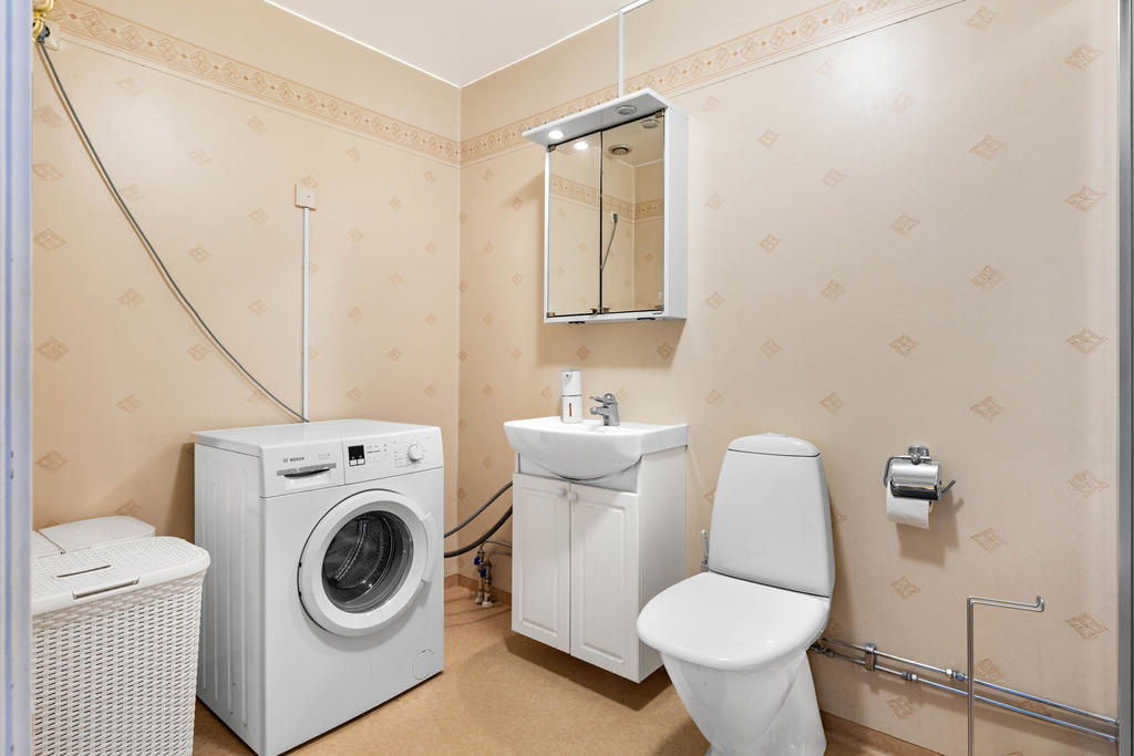 Dusch & toalettrum med bl.a en tvättmaskin. 