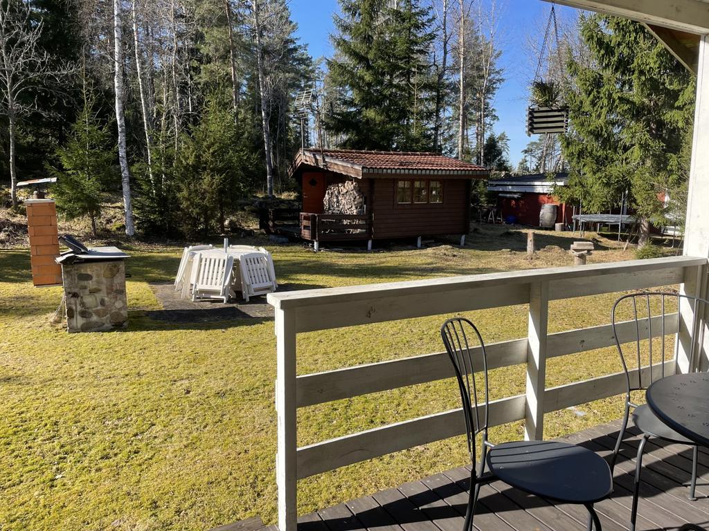 Härlig altan att sitta och njuta av lugnet från skogens sus och fågelkvitter.