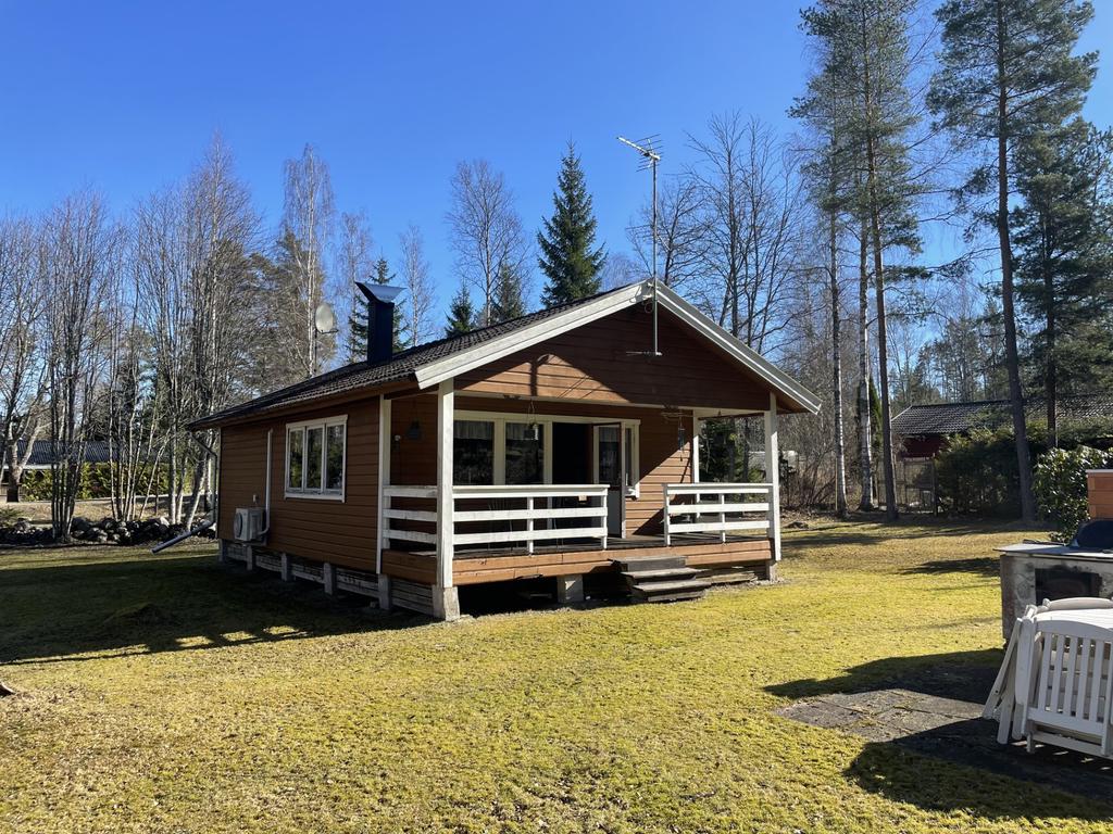 Mysig trädgård med plats för grillaftnar och lek