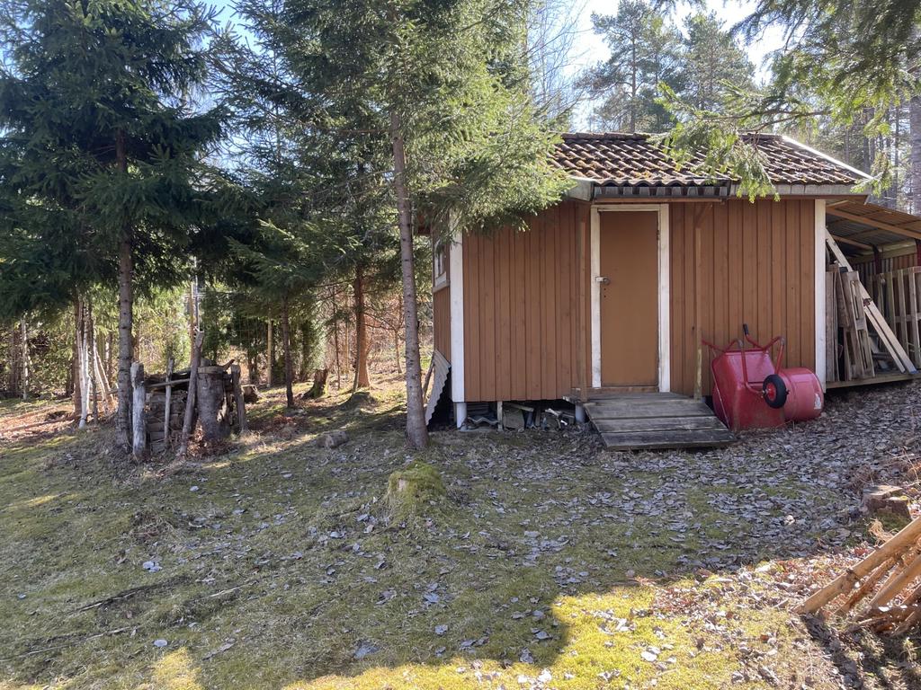 Förråd med plats för trädgårdsredskap.