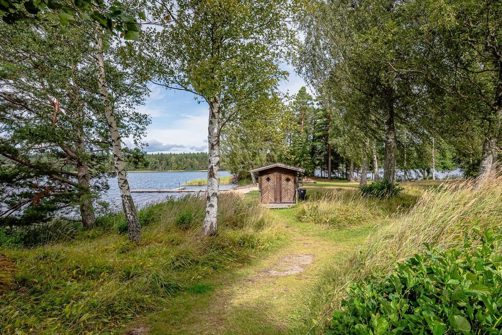 Badplats 10 minuters promenad från stugan i sjön Vitten