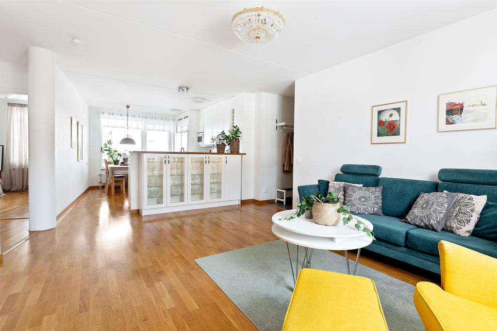 Platsbyggda vitrinskåp ger extra förvaring