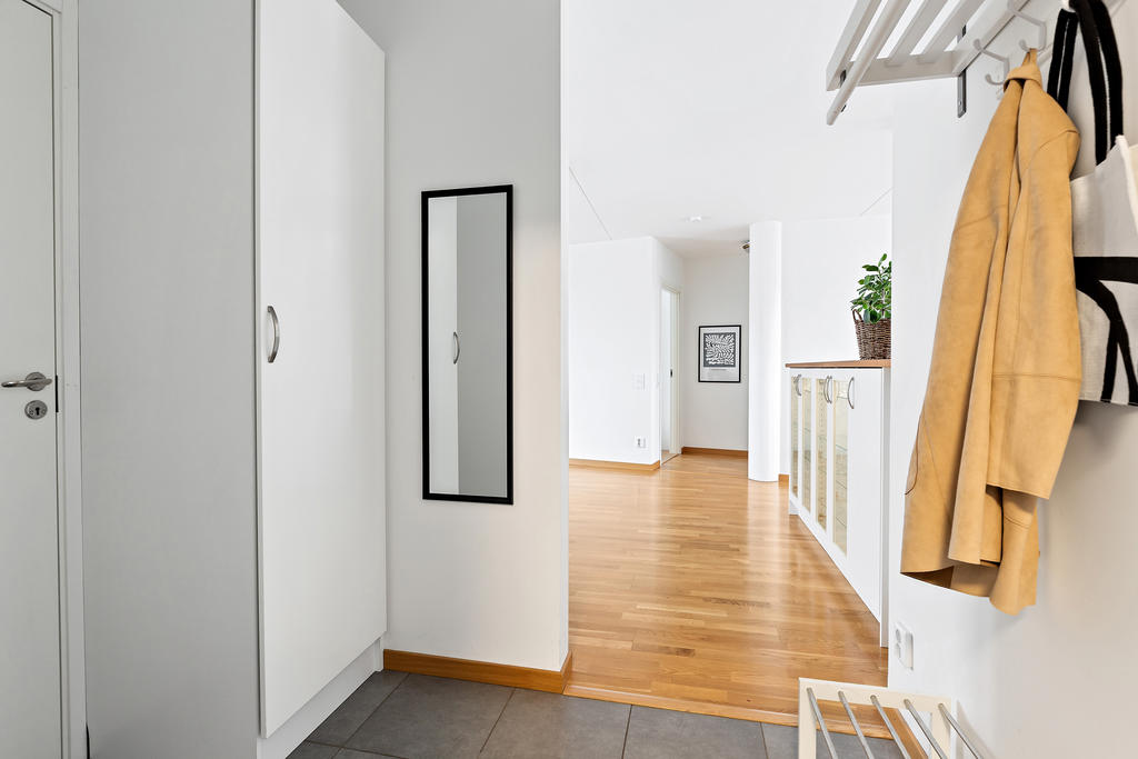 Hall med klädkammare