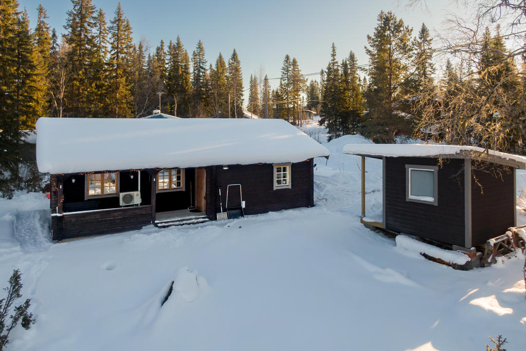 Timmerstuga med rymligt förråd  i Bratteggen fritidsby!