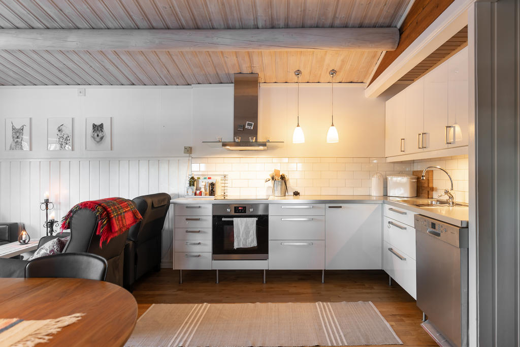 Ljust och modernt kök med vitvaror från bland annat Bosch och Gorenje. 